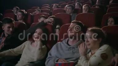 年轻人在<strong>电影院</strong>看电影。 <strong>电影院的</strong>浪漫约会